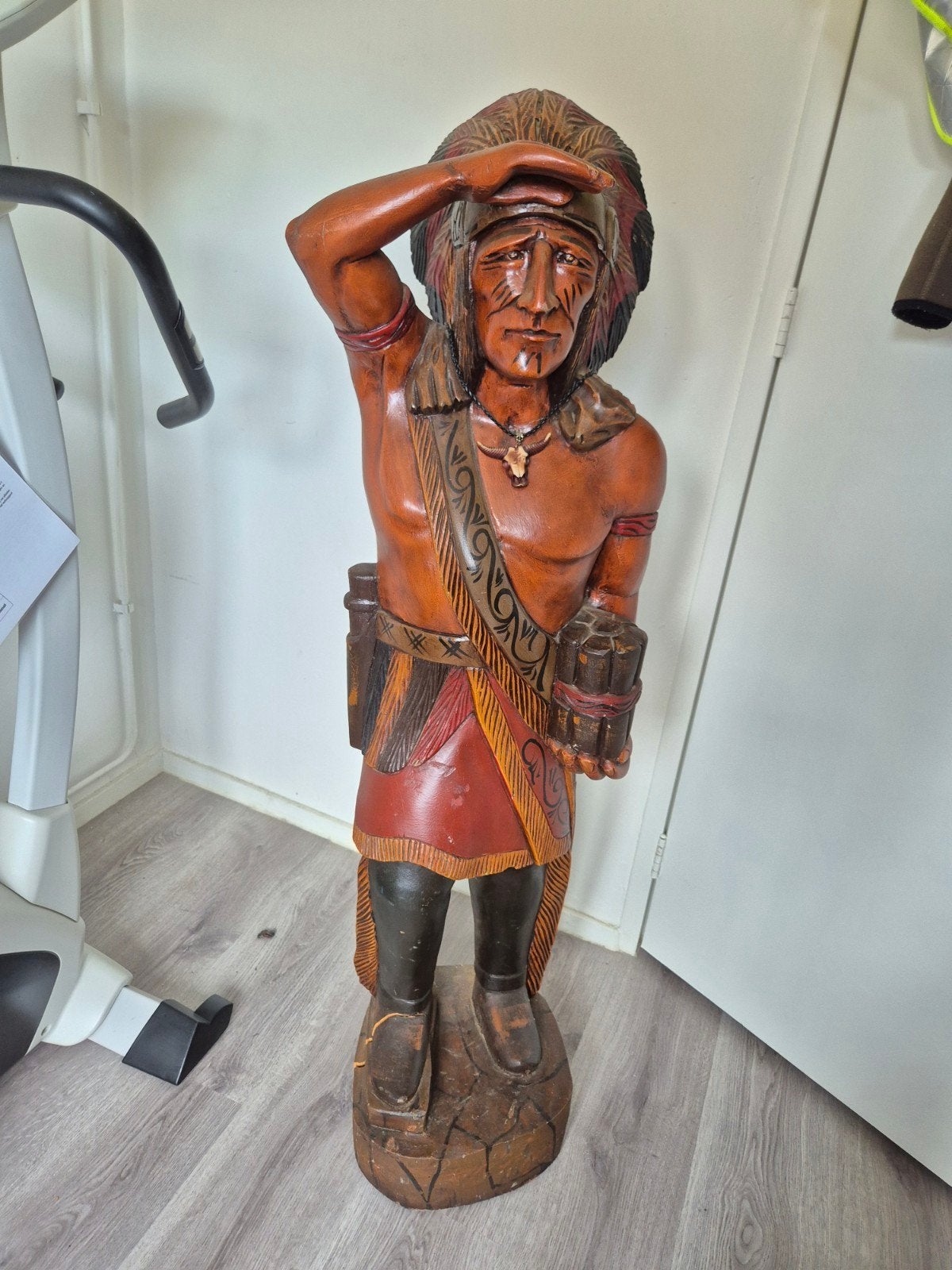 Massief houten beeld indiaan, Ophalen