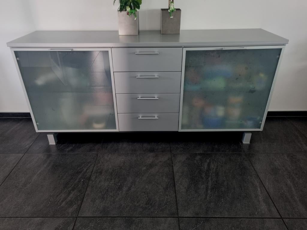 Grijze dressoir kast met glazen deuren en vier laden, Ophalen, Gebruikt, Met deur(en), 150 tot 200 cm