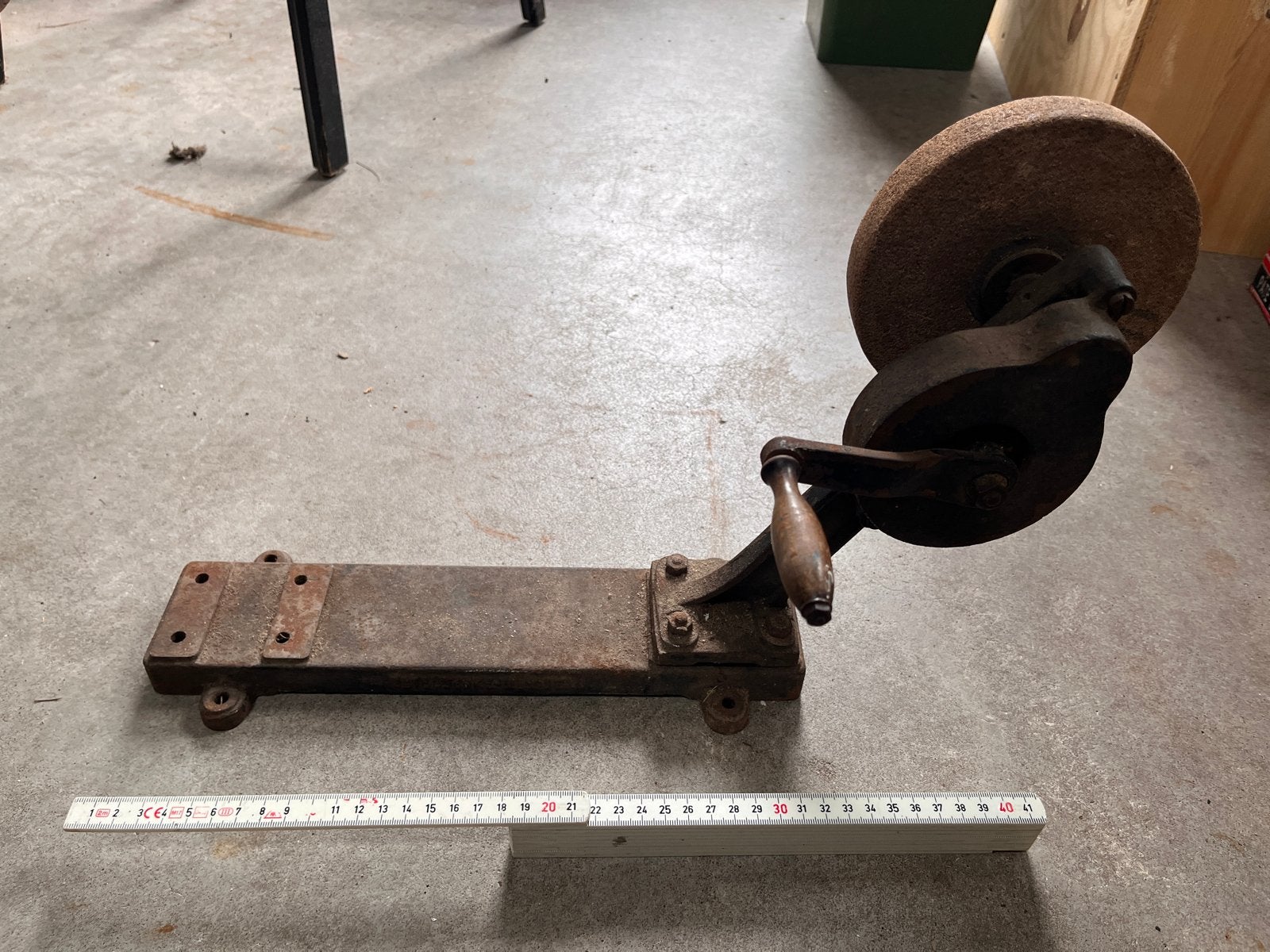 Antieke handslijpmachine met slijpsteen, Ophalen of Verzenden, Gebruikt, Minder dan 700 watt, Werkbankslijpmachine