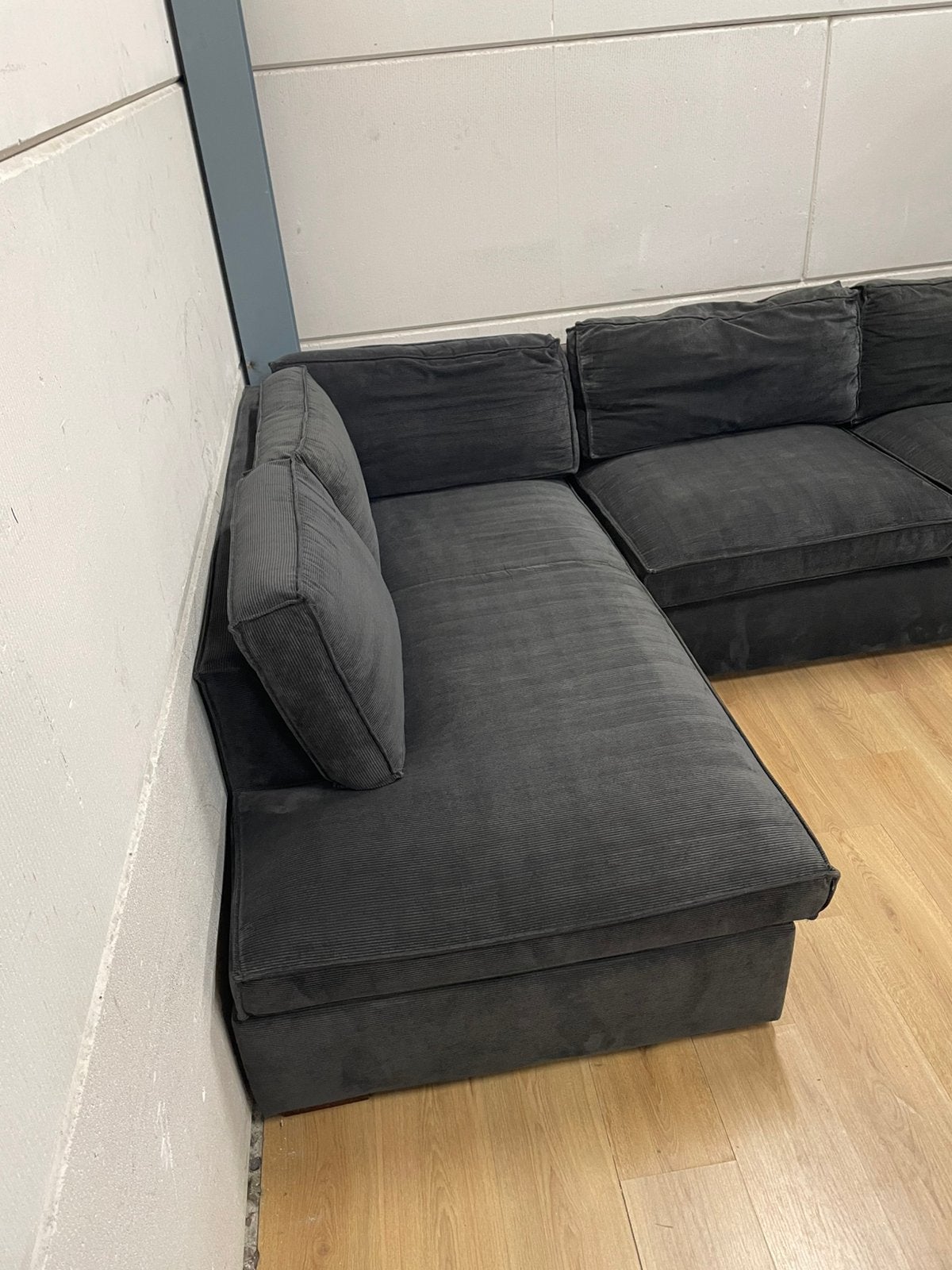 Mooie luxe woood zwarte ribstof hoekbank - GEREINIGD!!!, Huis en Inrichting, Banken | Bankstellen, Ophalen, Zo goed als nieuw