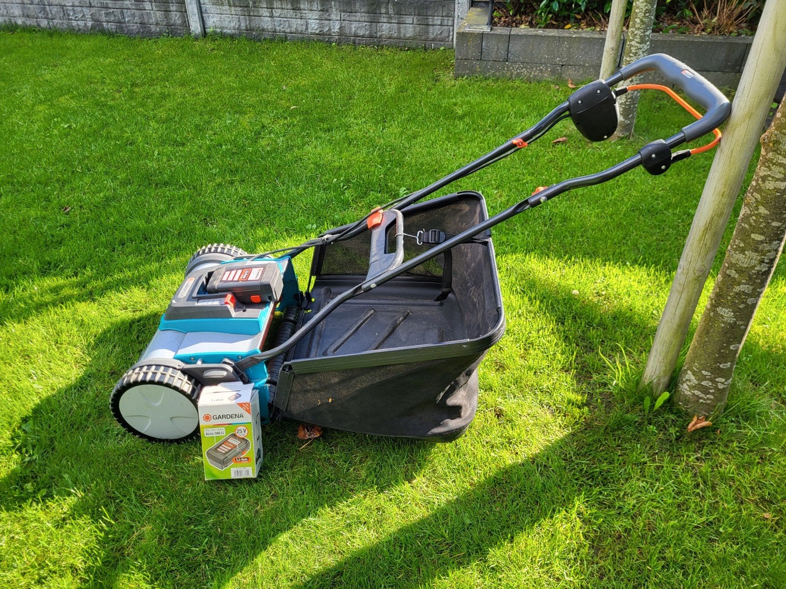 Gardena 380 Li Accu Grasmaaier met 2 Accu's, Gebruikt, Accu-grasmaaier, Ophalen of Verzenden, Opvangbak