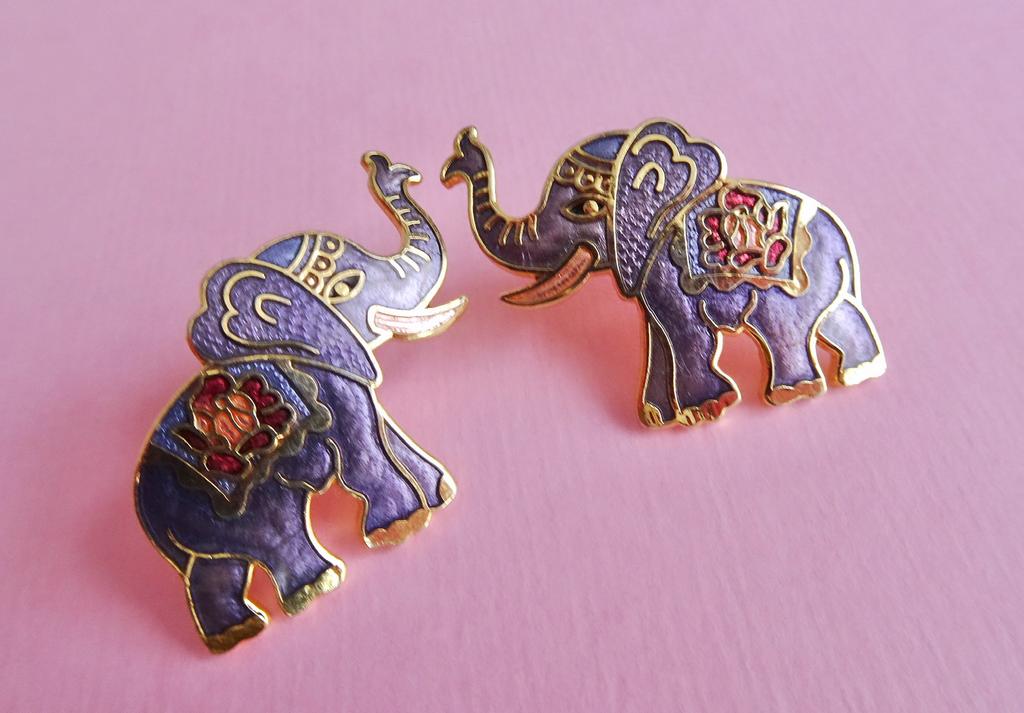 jwg Vintage 70s olifant oorbellen cloisonné emaille paars, Verzenden, Overige materialen, Oorbellen, Verguld