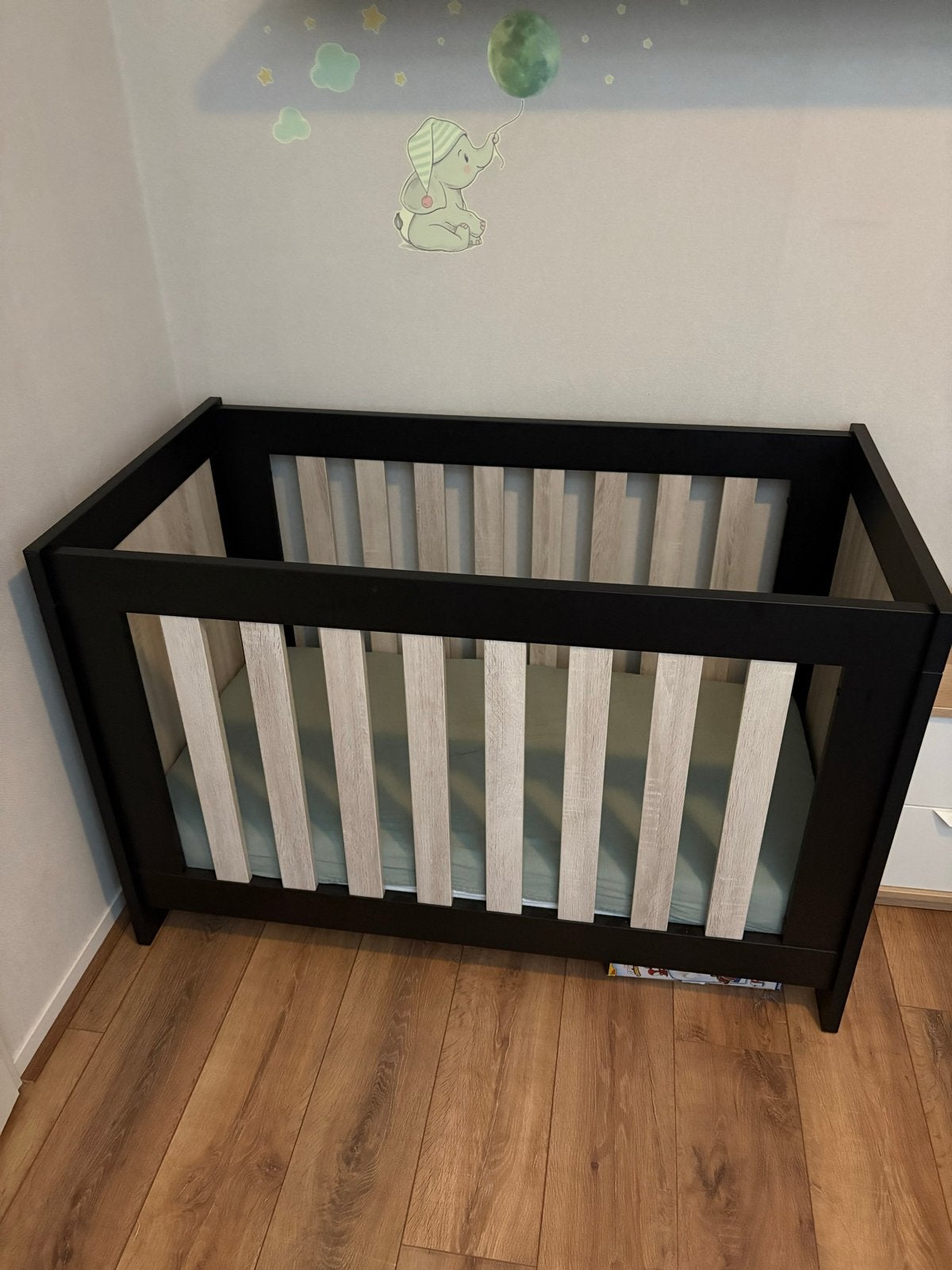 Peuterbed met matras - Zo goed als nieuw, Ophalen, Zwart, 190 cm of minder, Zo goed als nieuw