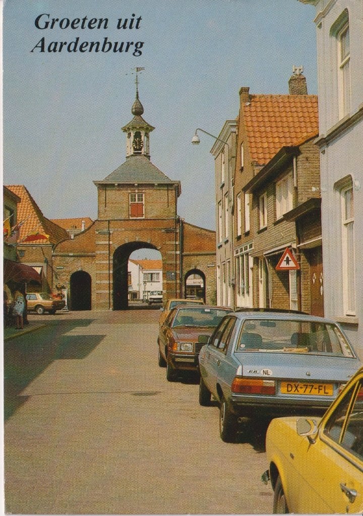 Aardenburg met auto's , Peugeot 305 , Mazda 323, Ophalen of Verzenden, 1960 tot 1980, Gelopen, Zeeland