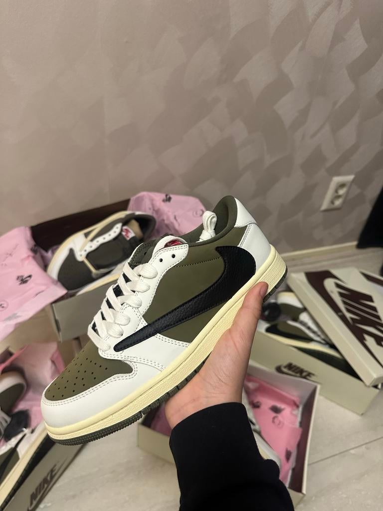 Nike Air Jordan 1 Low Travis Scott olive green, Ophalen of Verzenden, Zo goed als nieuw, Bruin, Sneakers of Gympen
