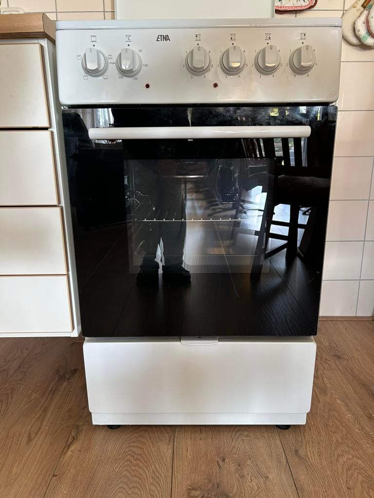 Etna elektrisch fornuis met oven, Ophalen, 4 kookzones, Zo goed als nieuw, Vrijstaand