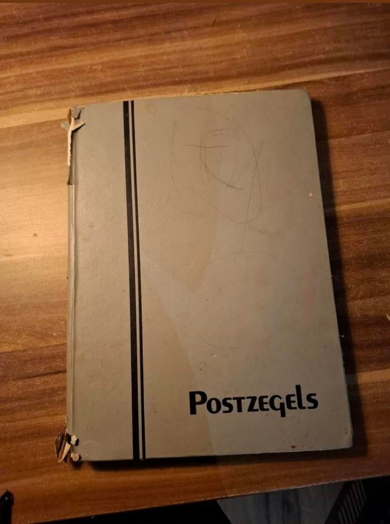 Oude postzegelverzameling in album, Ophalen