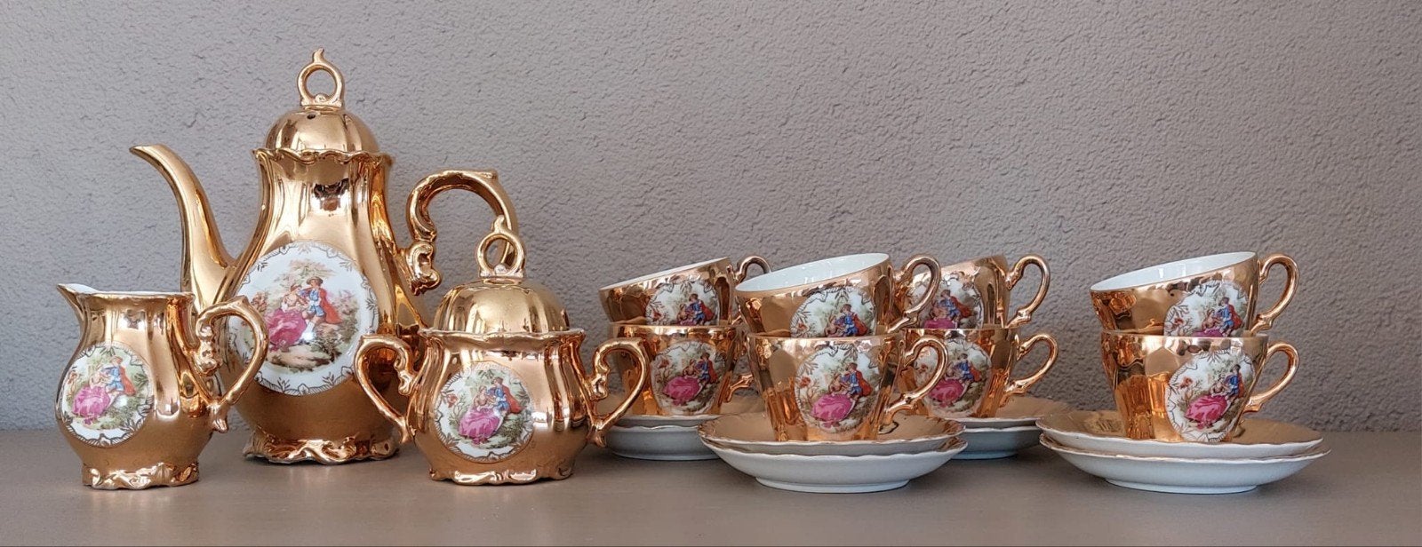 Gouden porseleinen theeservies met romantische taferelen, Ophalen