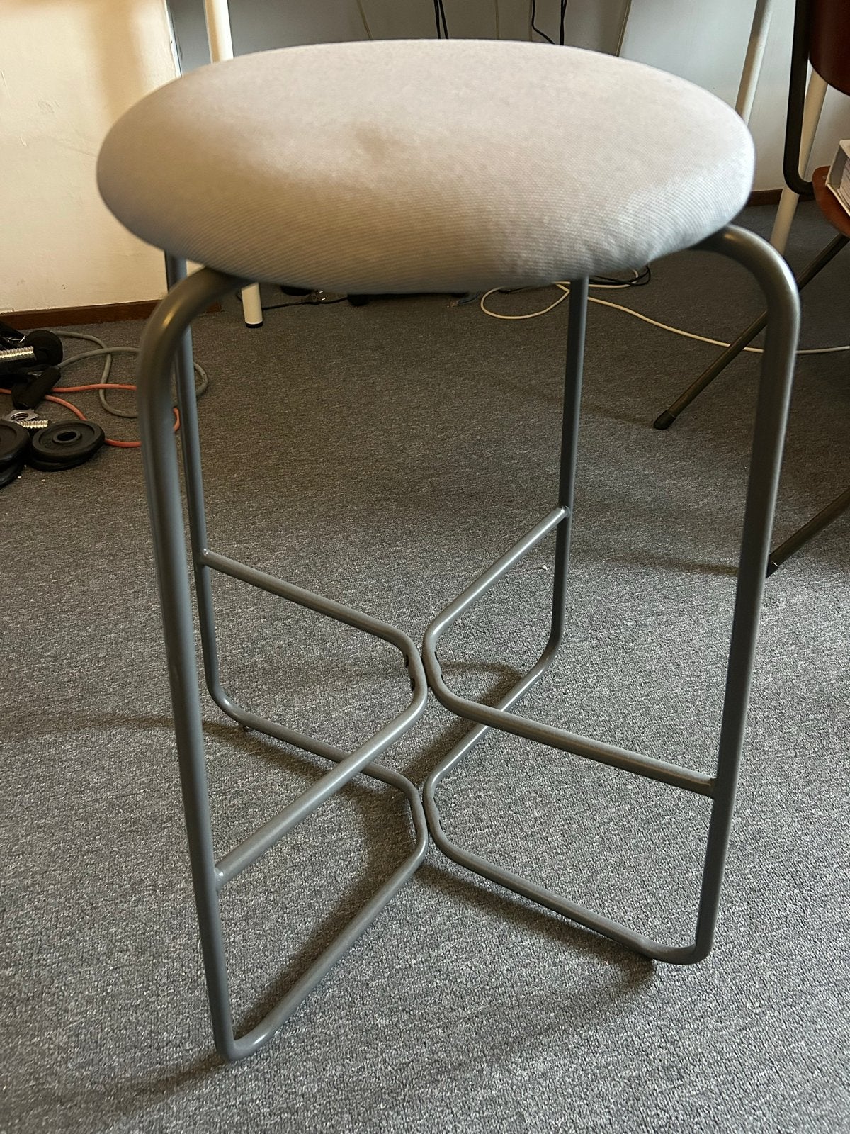 barkruk met stoffen zitting grijs, Huis en Inrichting, Ophalen, Gebruikt, Met voetsteun, 60 tot 90 cm