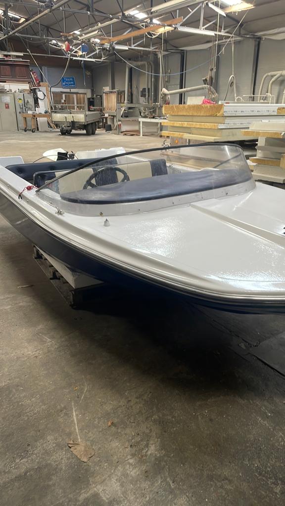 Mooie speedboot het merk beekman, Ophalen