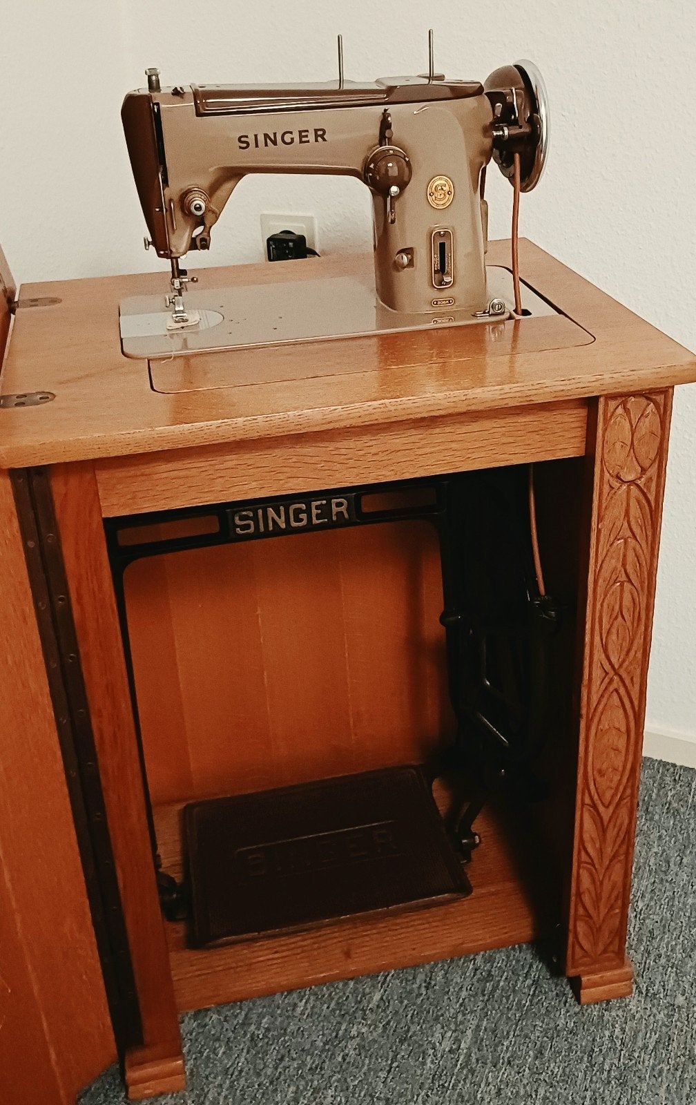 Vintage Singer Naaimachine in Houten Kast, Antiek en Kunst, Antiek | Naaimachines, Ophalen