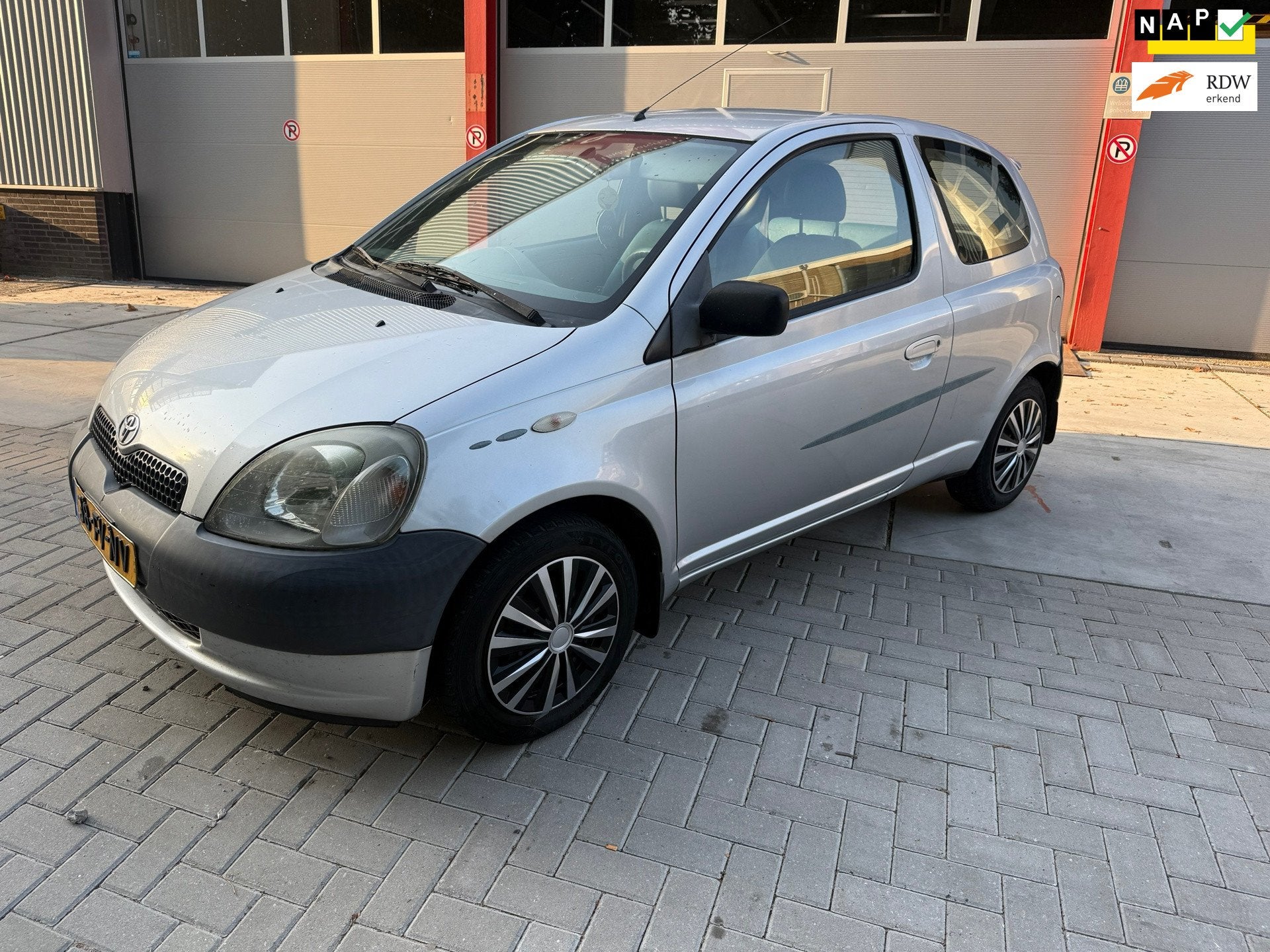 Toyota Yaris 1.0-16V VVT-i Terra, Auto's, Toyota, Voorwielaandrijving, Gebruikt, 4 cilinders, 400 kg