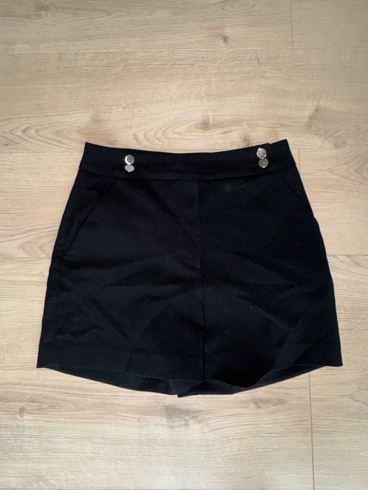 Zwarte korte broek met knopen - H&M, Kort, Zwart, Ophalen of Verzenden, Zo goed als nieuw