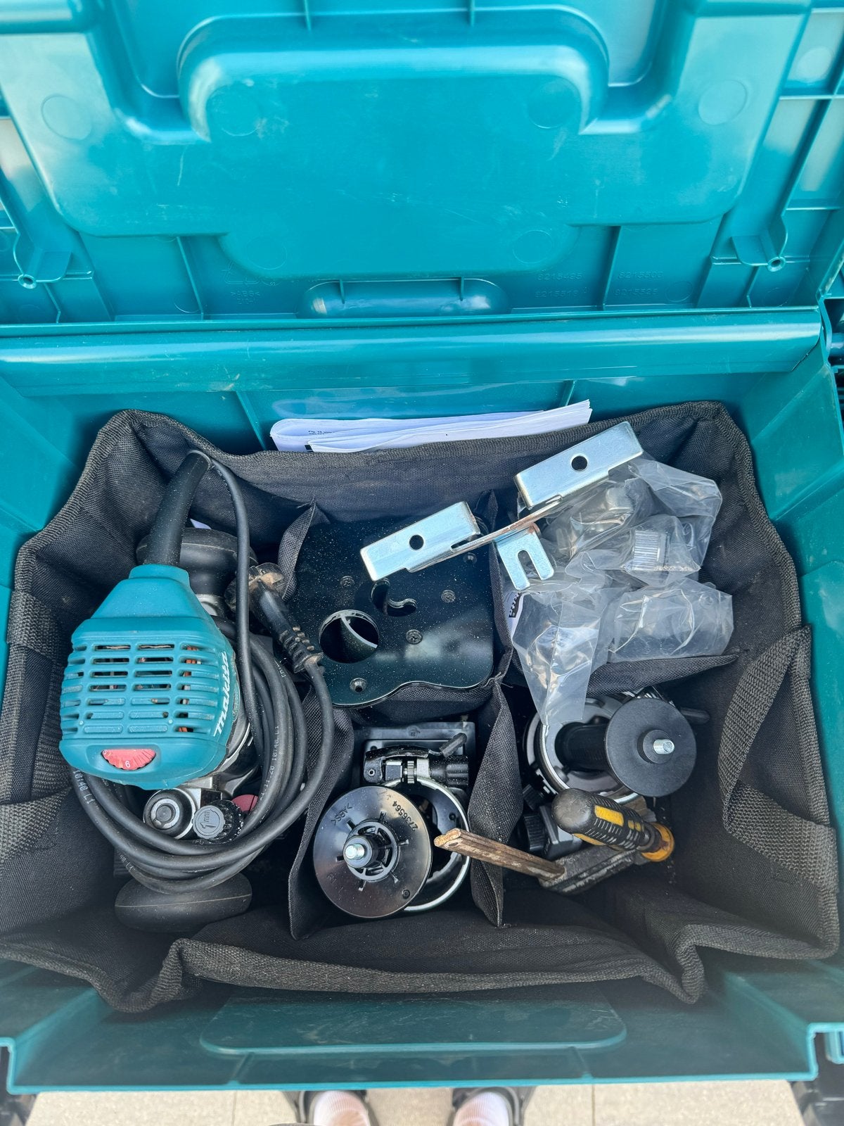Makita Boven- en Kantenfrees RT0702CX3J met frezenset, Ophalen, Gebruikt, Elektrisch, Bovenfrees