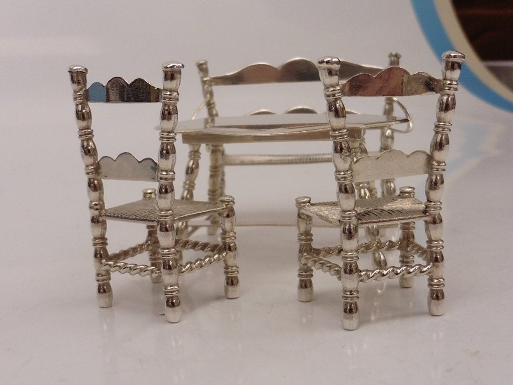 Zilveren miniatuur Tafel, bankje en 2 stoelen           Z457, Ophalen of Verzenden, Zilver