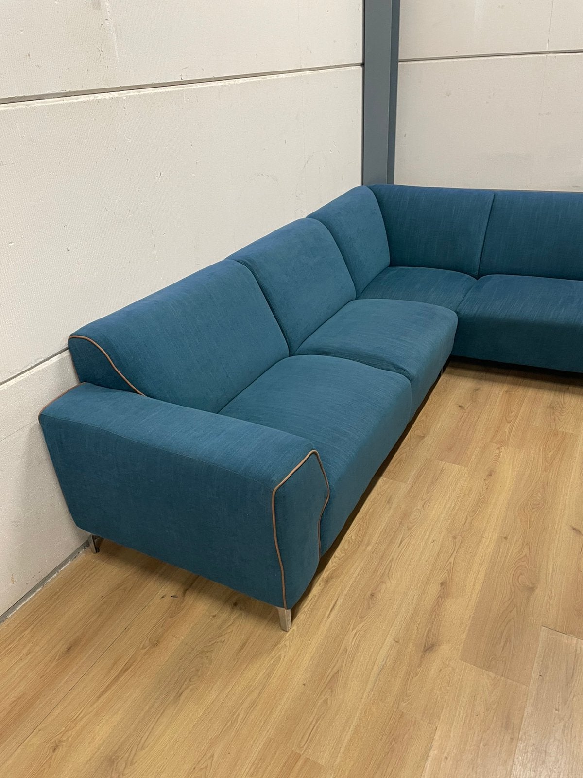 Foto 3 van Mooie luxe moderne blauw turquoise hoekbank - GEREINIGD!!!