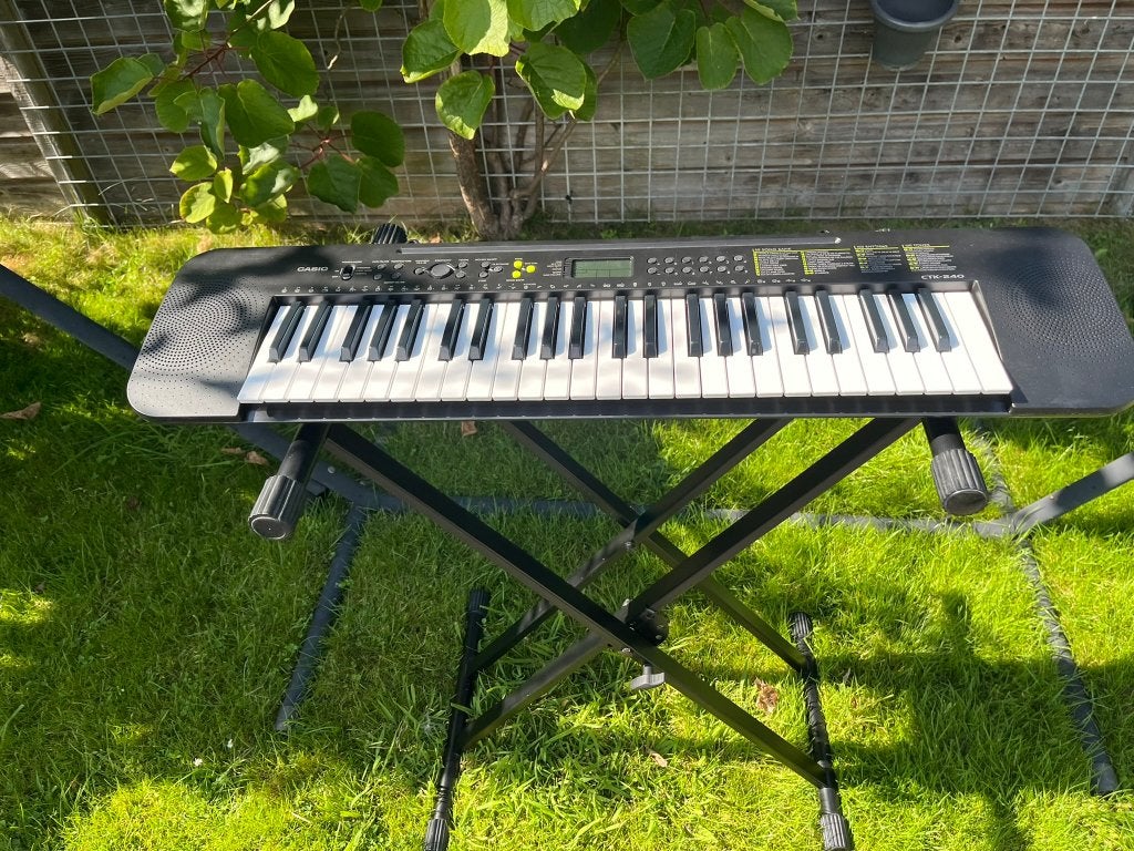 Casio Keyboard met standaard en voeding, Ophalen, Casio, 61 toetsen, Zo goed als nieuw