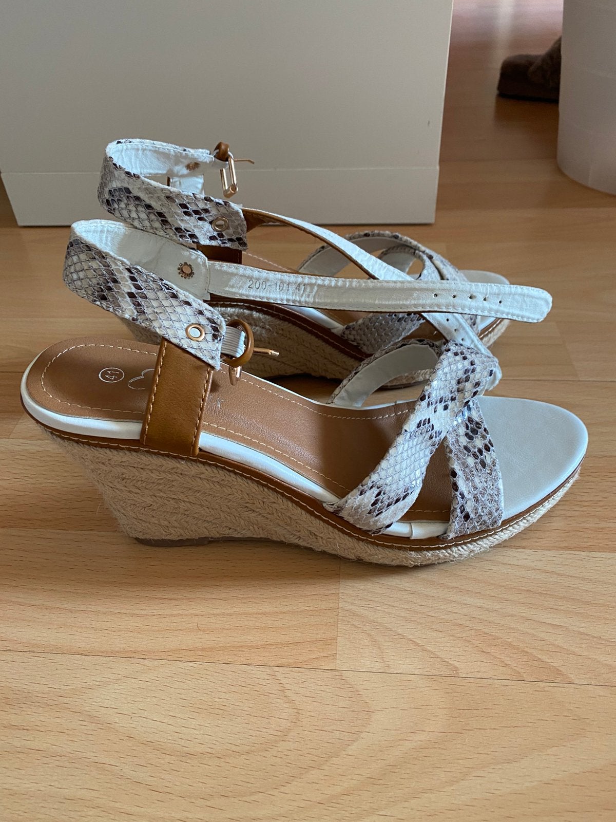 Nieuw hakken pump sleehakken maat 41 slangen print wit bruin, Ophalen of Verzenden, Nieuw, Bruin