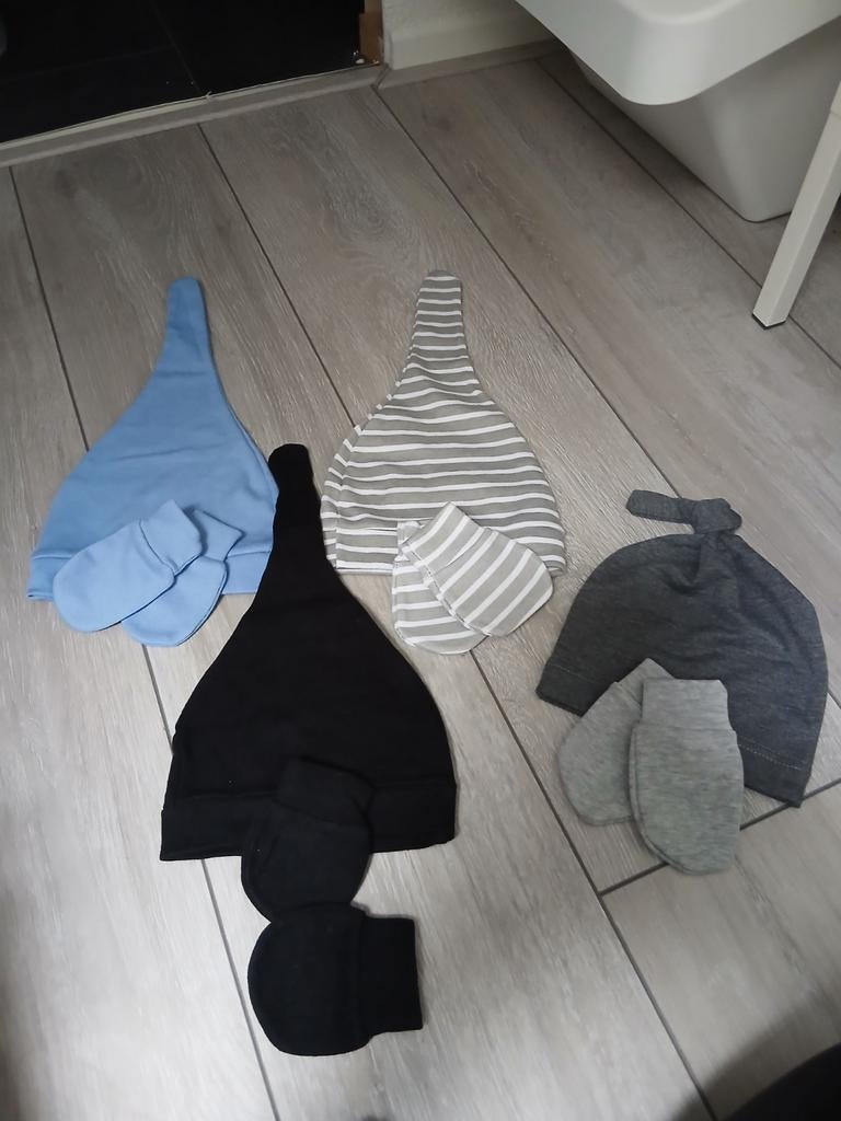 Newborn mutsjes en wantjes set - 4 stuks, Kinderen en Baby's, Babykleding | Mutsen, Sjaals en Wanten, Ophalen, Maat 50, Nieuw