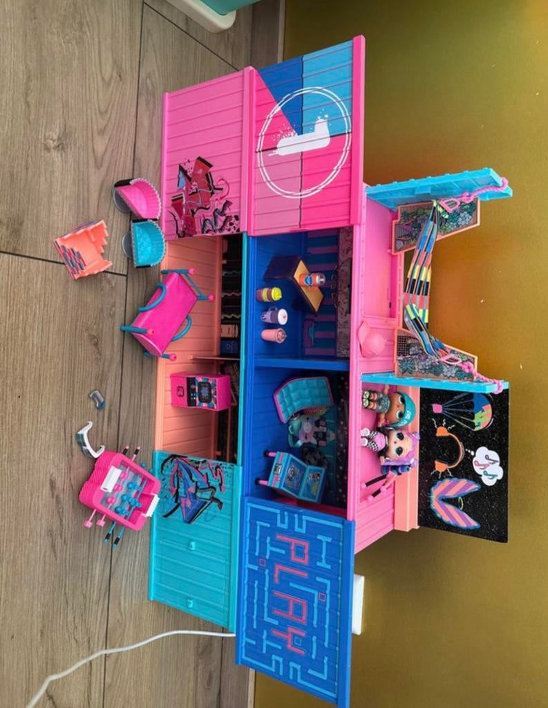 Lol surpise clubhuis zoals foto nog erg netjes, Kinderen en Baby's, Speelgoed | Poppenhuizen, Ophalen of Verzenden, Zo goed als nieuw