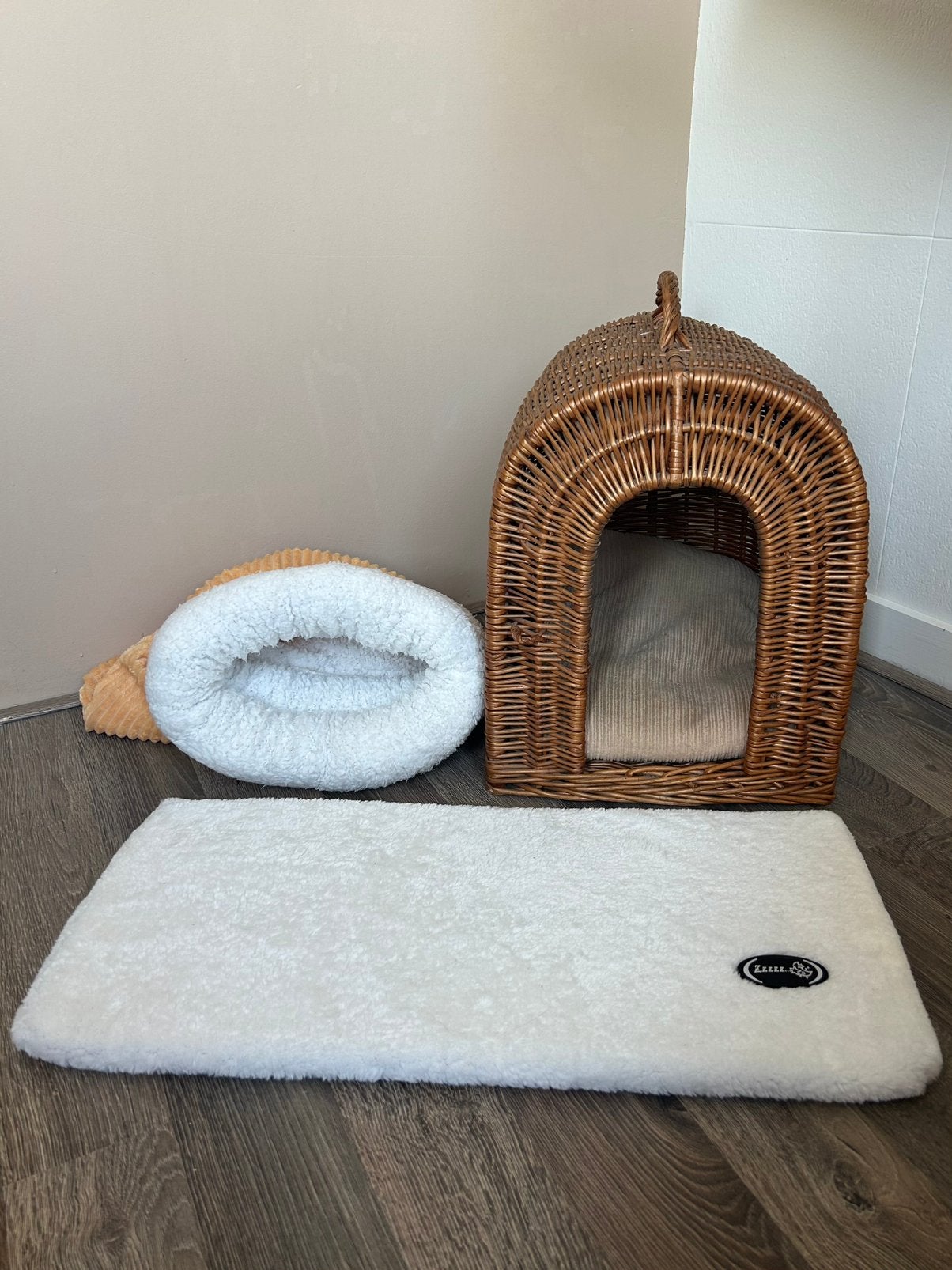 Set (katten/ honden): mandje, slaapzak en vensterbankkussen, Dieren en Toebehoren, Kattenmanden, Ophalen of Verzenden, Zo goed als nieuw