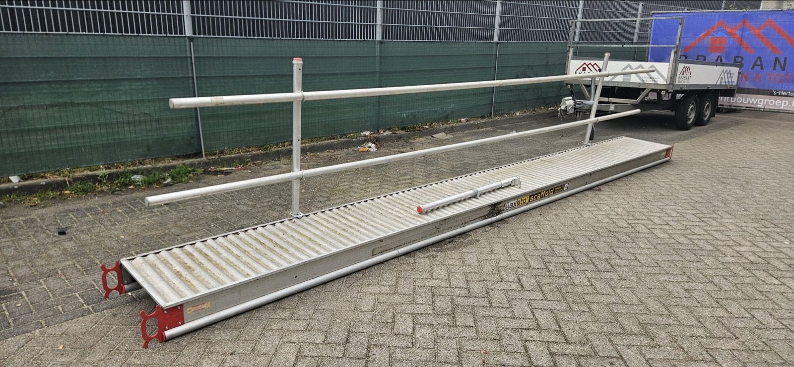 Werkbrug 6 meter incl. ophanghaken en leuningset, Ophalen, Zo goed als nieuw, Overige typen, Minder dan 2 meter