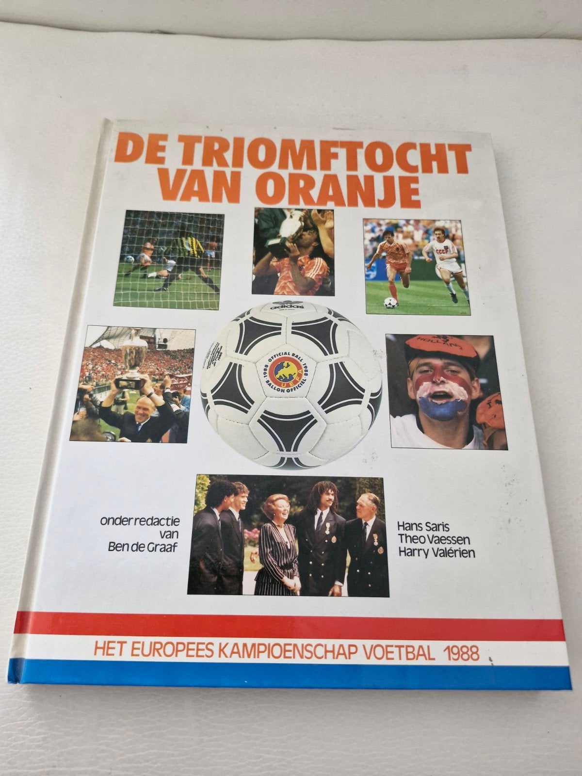 De Triomftocht van Oranje - EK Voetbal 1988 Boek, Ophalen of Verzenden, Gelezen, Ben de Graaf, Hans Saris, Theo Vaessen, Harry Valerien