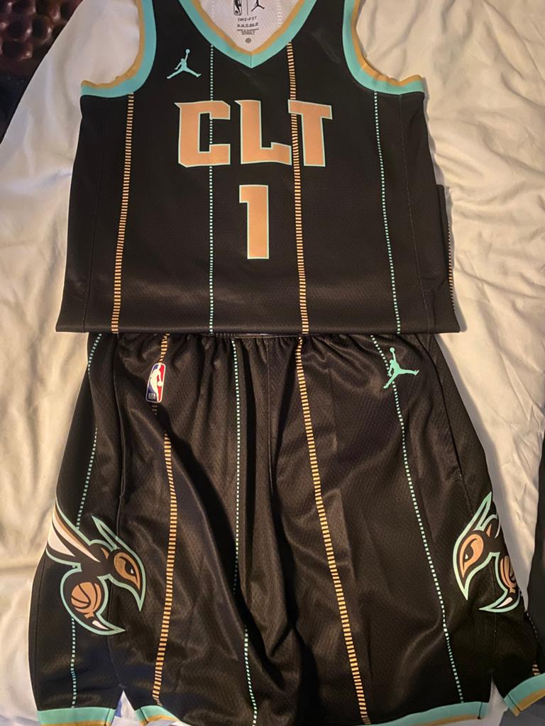 Te koop: Lamelo Ball Charlotte Hornets xs/s, Sport en Fitness, Basketbal, Ophalen of Verzenden, Zo goed als nieuw, Kleding