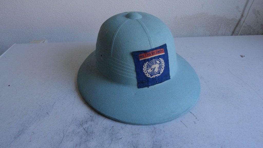 Legerhelm met VN embleem Netherlands, Ophalen of Verzenden, Landmacht, Nederland, Embleem of Badge