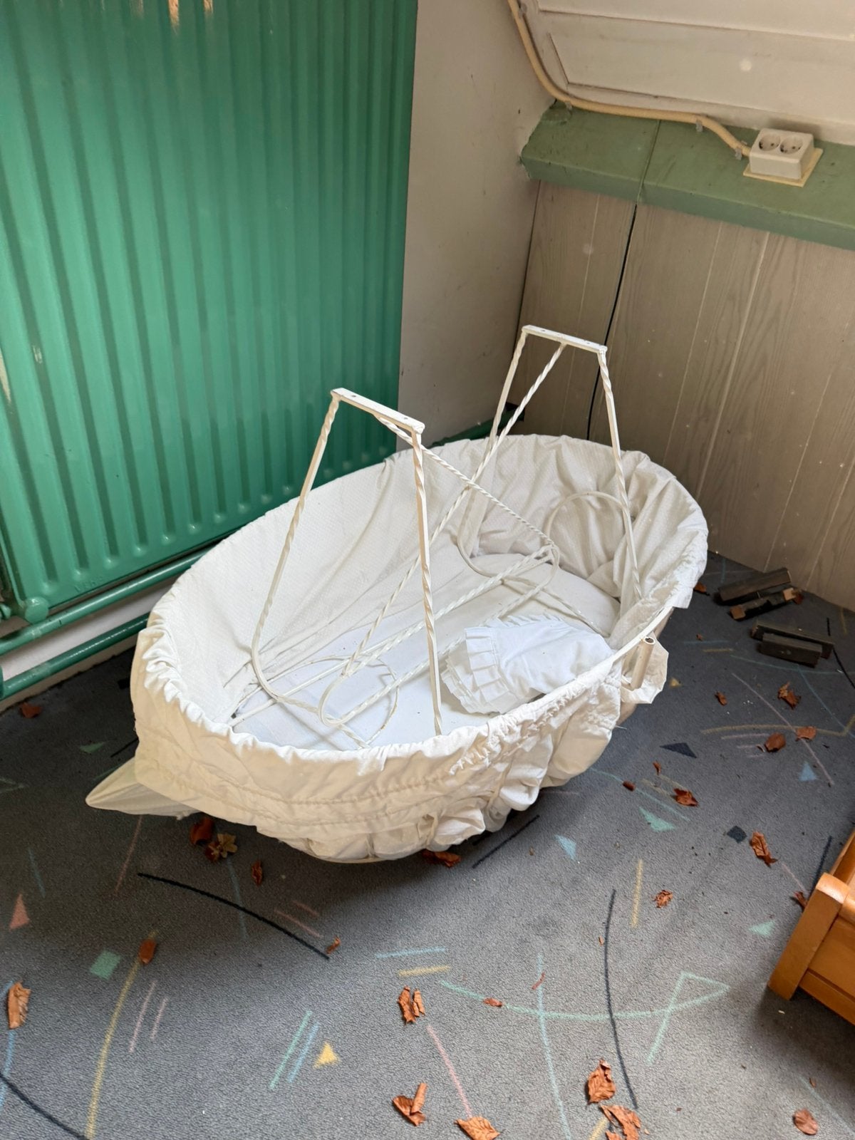 Babyluierwieg / rieten wieg met bekleding, Ophalen, Zo goed als nieuw