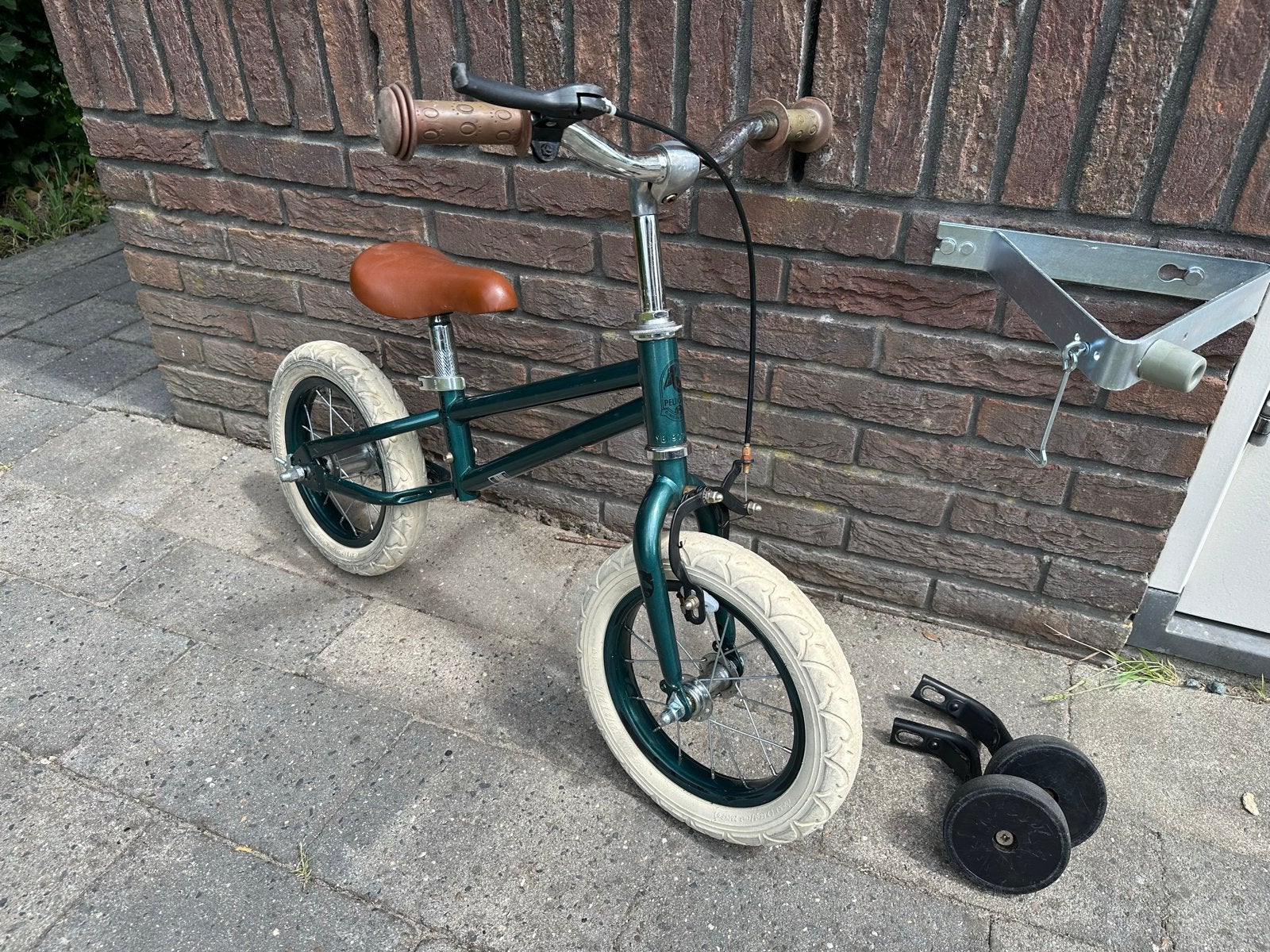 Pelikaan loopfietsje groen met zijwieltjes, Ophalen, Gebruikt, Zijwieltjes