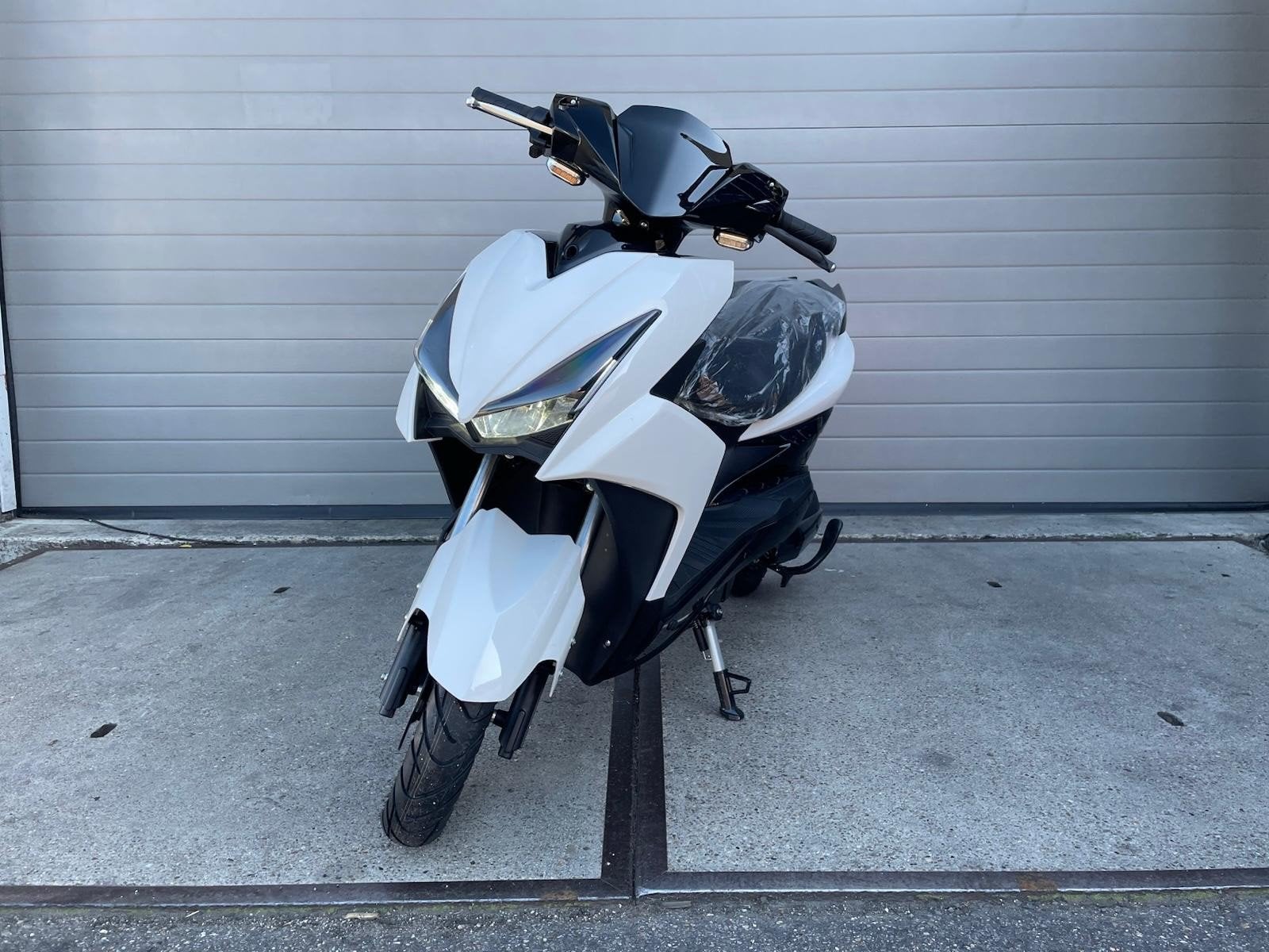 Nieuwe Elektrische motorscooter - Wit Yashixin Bumblebee, Fietsen en Brommers, Ophalen, Nieuw, Overige merken