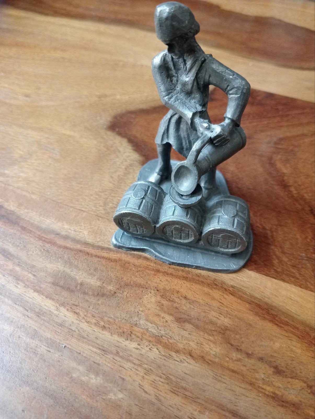 Vintage Tinnen Beeldje: Vrouw met Tonnen, Ophalen of Verzenden