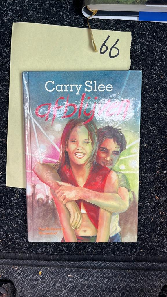 Carry Slee - Afblijven (Jeugdboek), Ophalen of Verzenden, Zo goed als nieuw, Fictie