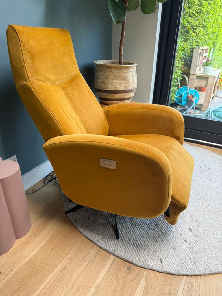 Velvet okergele relax fauteuil - elektrisch verstelbaar, Huis en Inrichting, Fauteuils, Ophalen, 75 tot 100 cm, Stof, 50 tot 75 cm