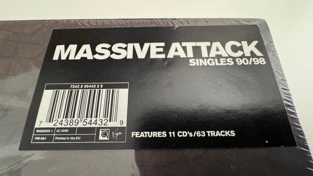 Massive Attack Singles 90/98 factory sealed, Cd's en Dvd's, Ophalen of Verzenden, 1990 - 1999, Nieuw in verpakking, Boxset