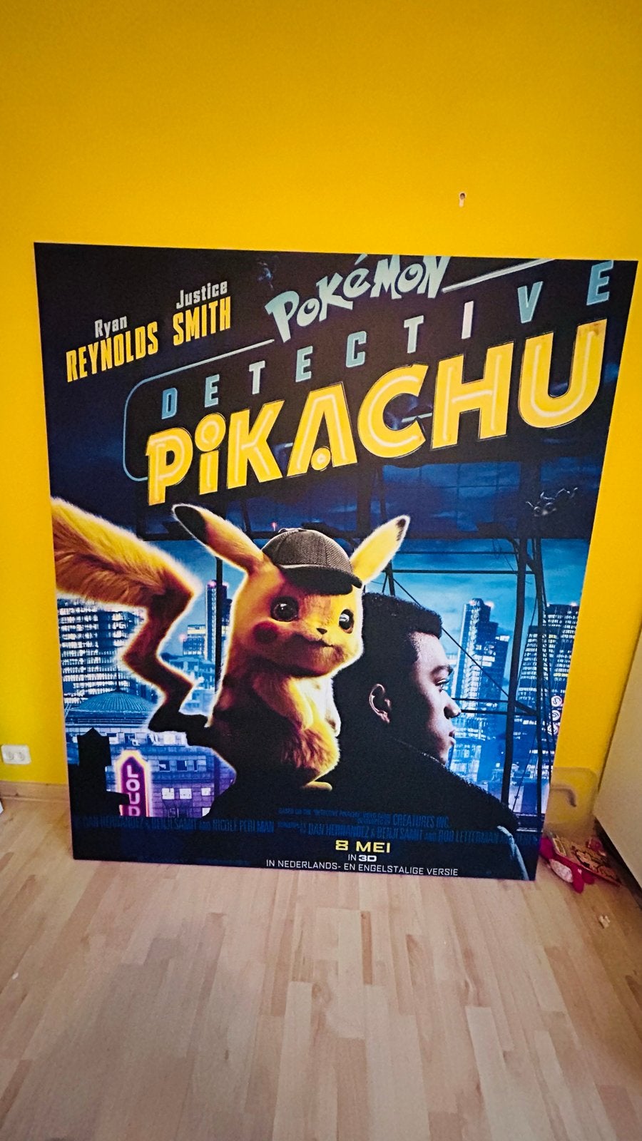Filmposter Detective Pikachu met houten frame, Ophalen, Met lijst, Deurposter of groter, Film en Tv