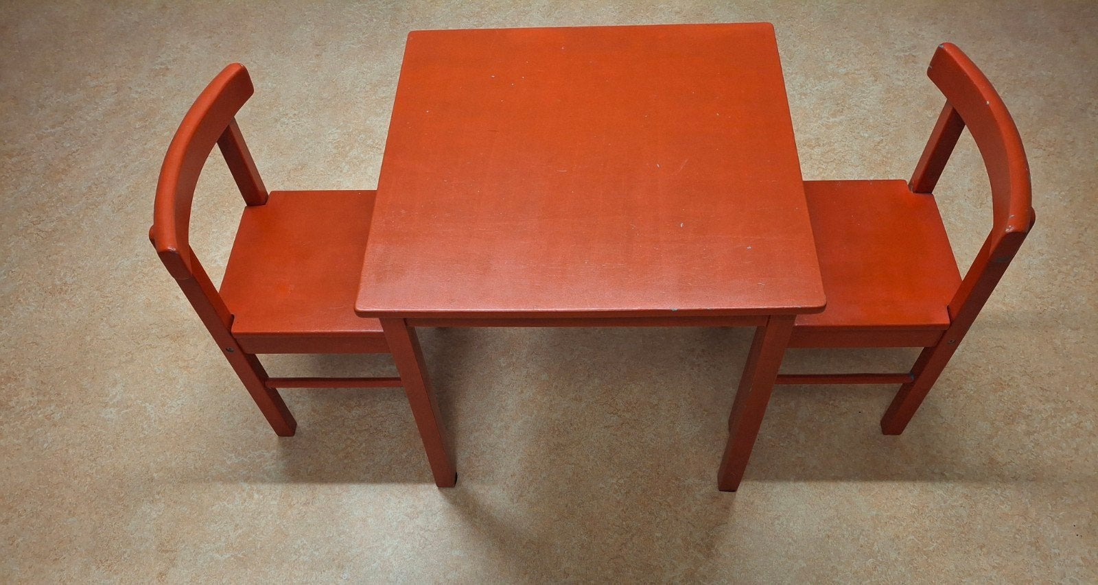 Rode houten kindertafel met twee stoelen, Kinderen en Baby's, Ophalen, Gebruikt, Tafel(s) en Stoel(en)