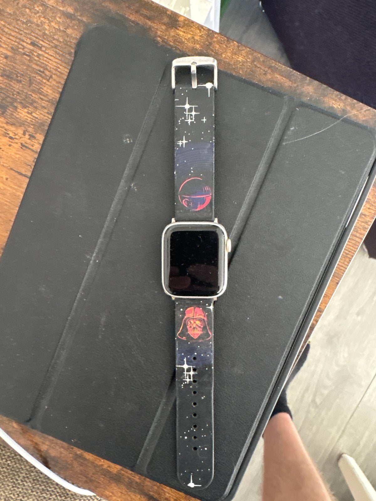 Apple Watch Nike SE 2021 met Star Wars bandje - Darth Vader, Sieraden, Tassen en Uiterlijk, Gebruikt, Hartslag, Zwart, IOS