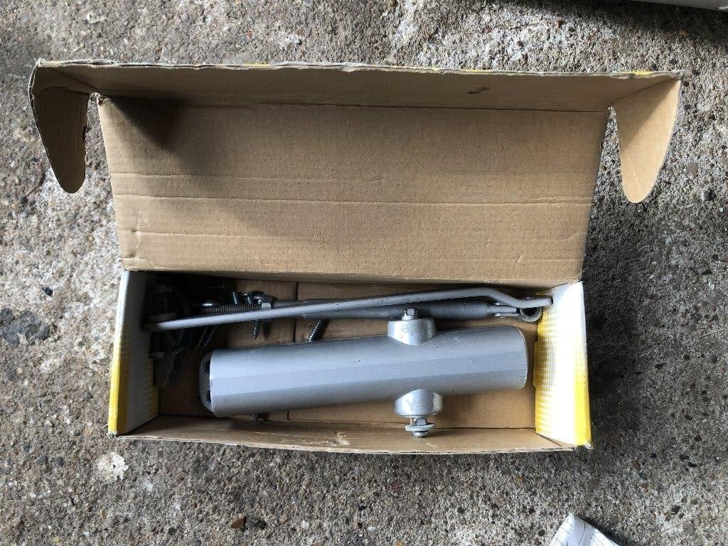 Yale hydraulische deurdranger met verstelbare arm, Ophalen of Verzenden, Nieuw, Overige materialen, Overige typen