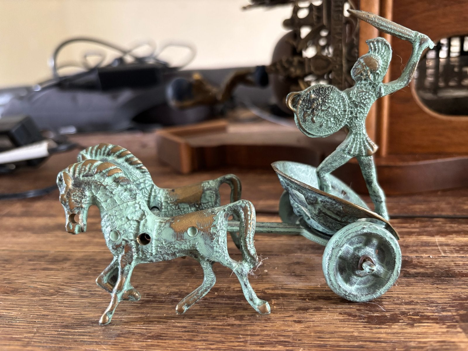 Antiek bronzen beeld: Gladiator in strijdwagen met paarden, Ophalen of Verzenden, Gebruikt, Mens