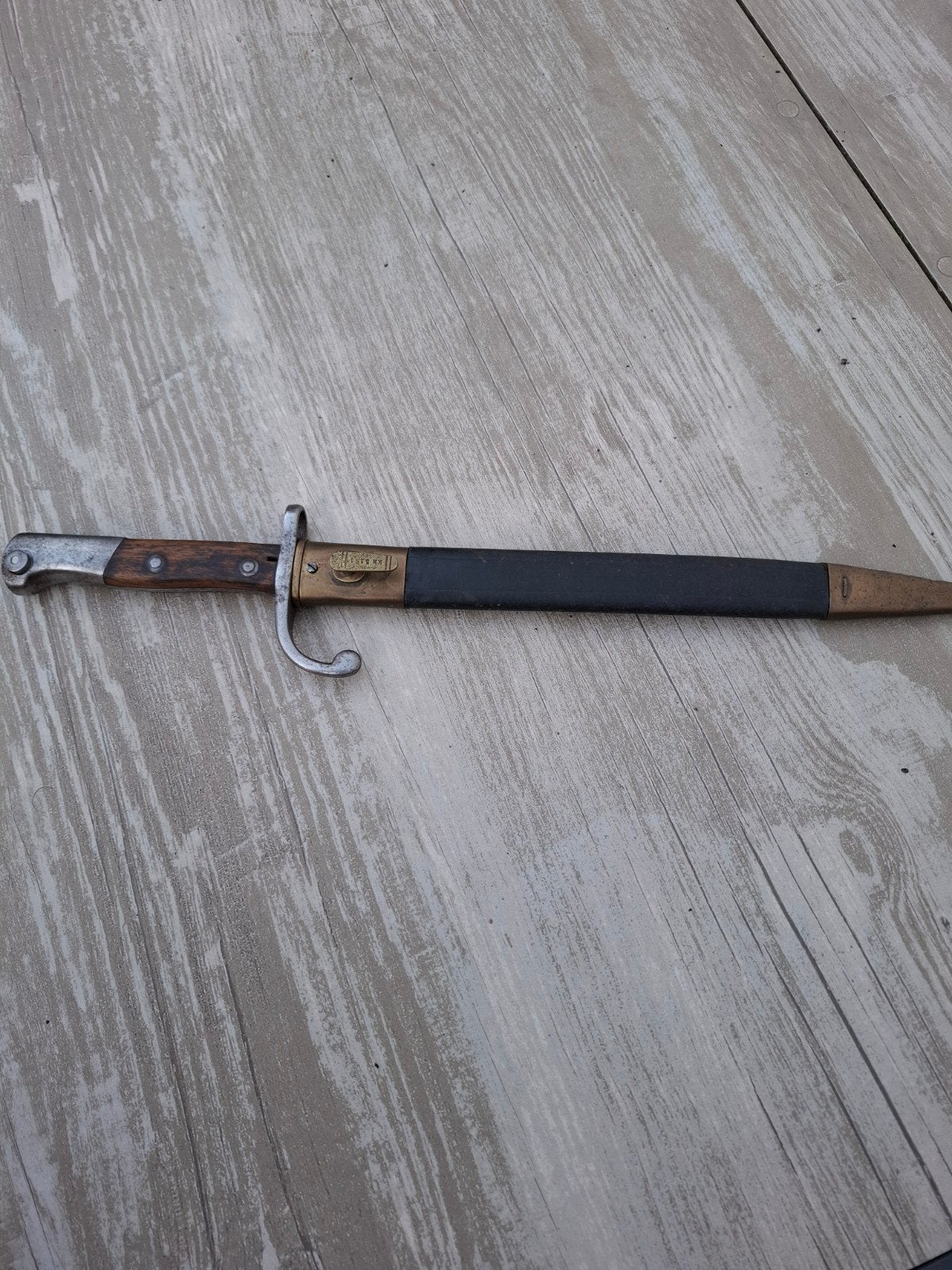 Oude bajonet met leren schede in nette staat, Verzamelen, Ophalen of Verzenden, Overige soorten, Overige gebieden, Mes of Dolk