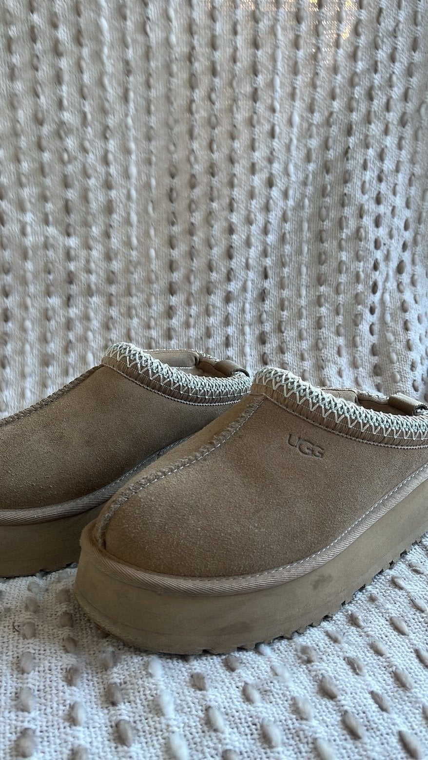 Beige Uggs met lichtgroene stiksels, Beige, Ophalen of Verzenden, Pantoffels of Sloffen, Gedragen