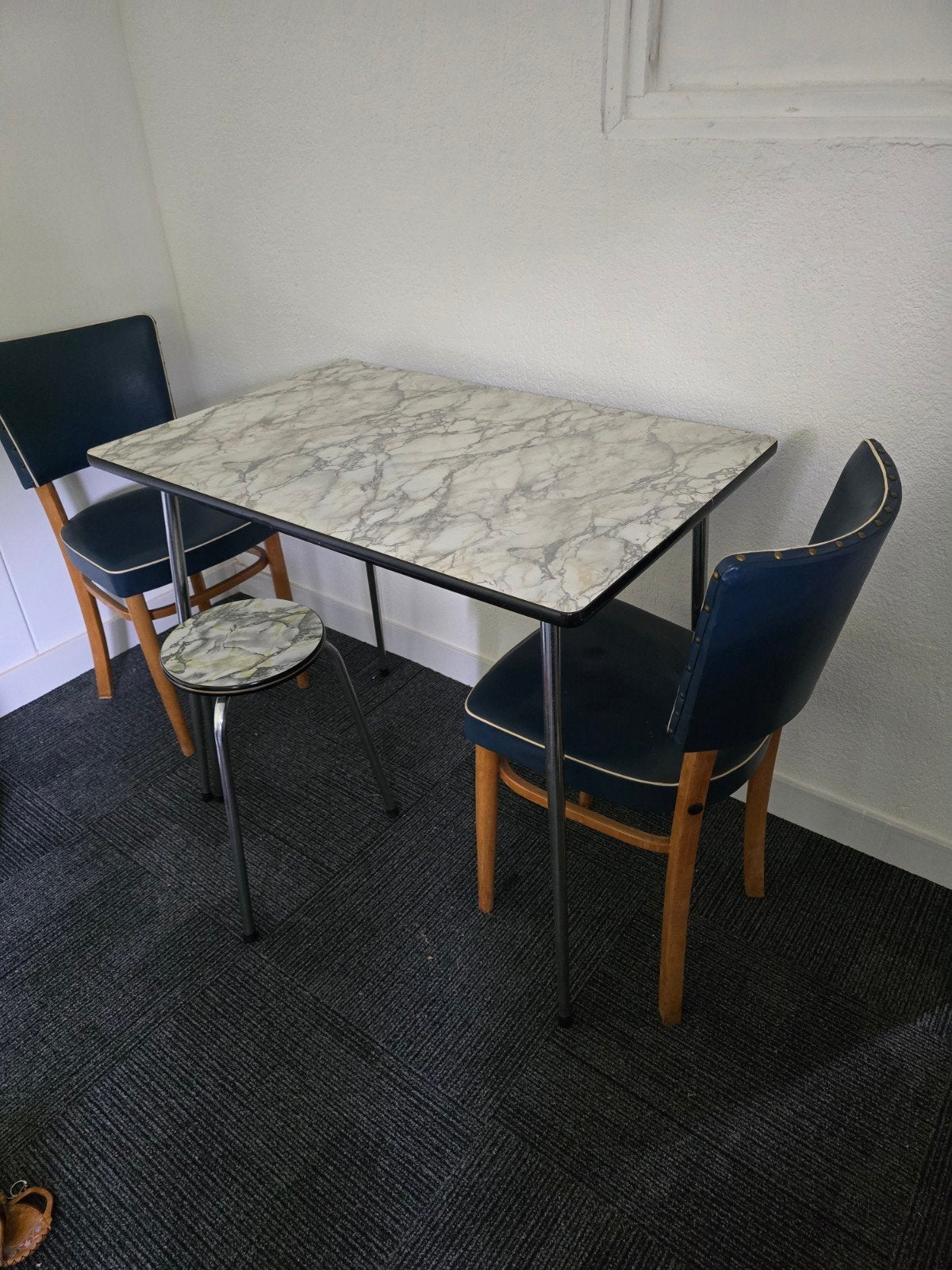 Nostalgische Formica Tafel met 2 Stoelen en Kruk, Huis en Inrichting, Tafels | Eettafels, Ophalen