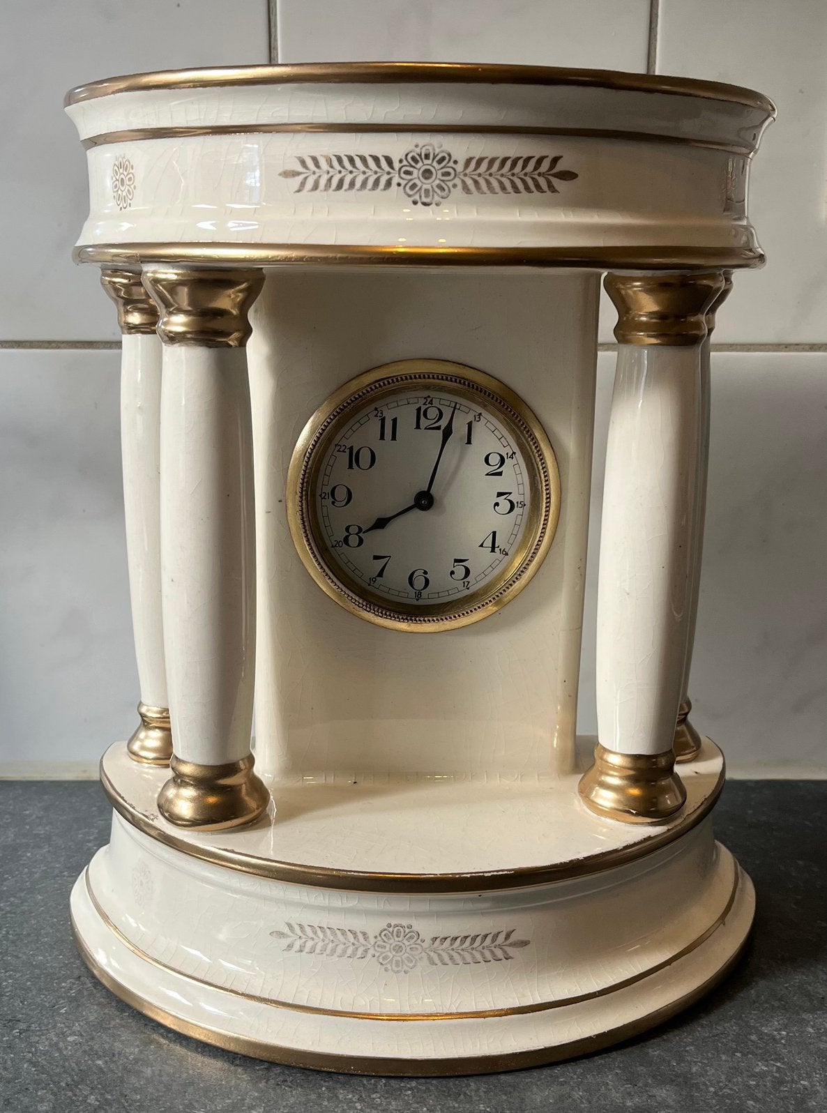 Porseleinen mechanische penduleklokje, Ophalen