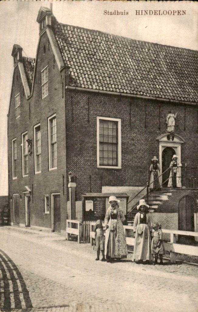 Hindeloopen - Stadhuis - Vooraanzicht met bewoners, Ophalen of Verzenden, Voor 1920, Gelopen, Friesland