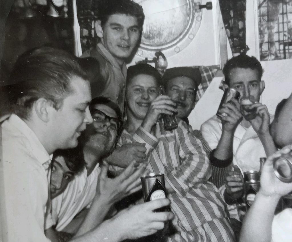 Groep drinkende mannen jaren 40-60, Ophalen of Verzenden, 1940 tot 1960