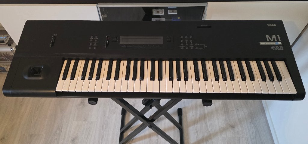 Korg M1 synthesizer, Ophalen, 61 toetsen, Korg, Zo goed als nieuw