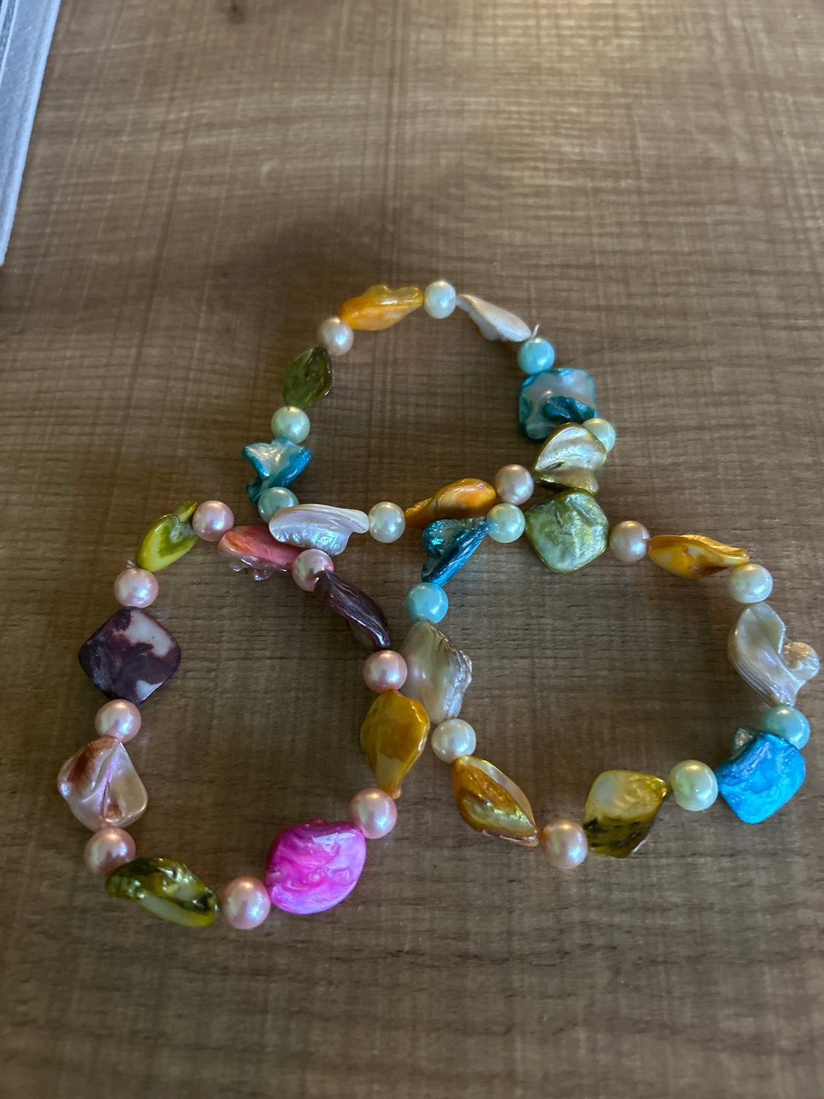 Kleurrijke schelpenarmbanden met parels, Overige materialen, Overige kleuren, Ophalen of Verzenden, Zo goed als nieuw