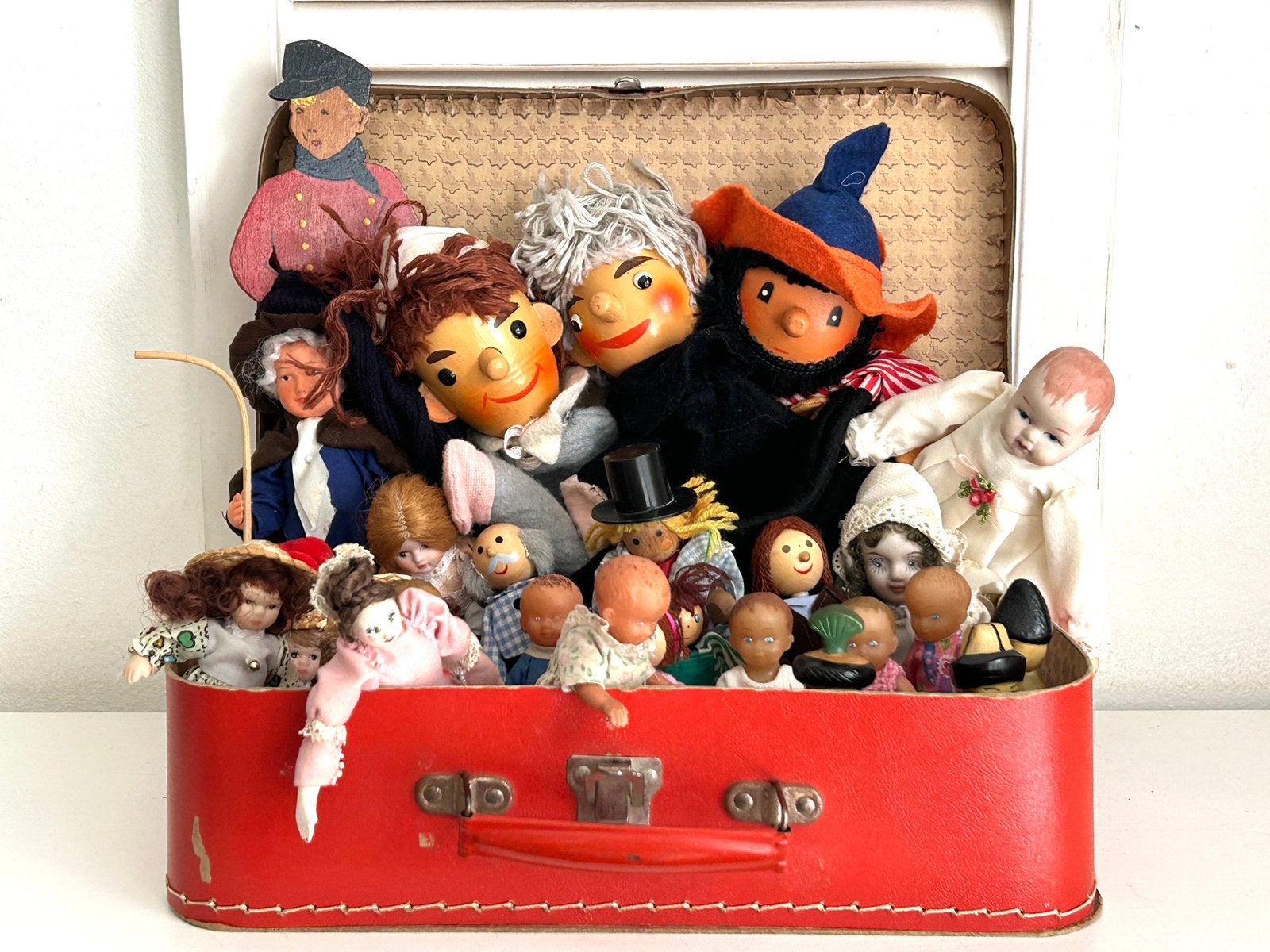 Verzameling vintage popjes in rood koffertje poppenhuis, Verzamelen, Poppenhuizen en Toebehoren, Ophalen, Gebruikt, Poppenhuis